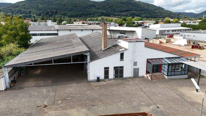 Lager- Produktionshalle mit Büro