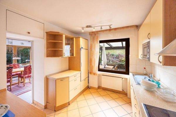 EG: Küche mit Zugang zum Wohn- und Esszimmer