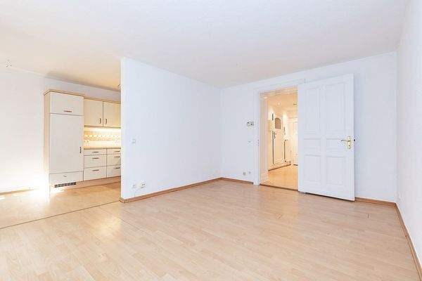 Geräumiges Zimmer mit offener Küche