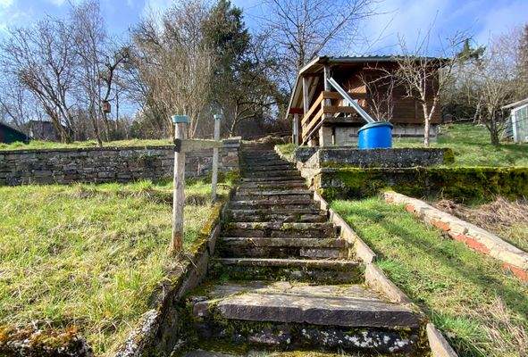 Garten mit Natursteintreppe