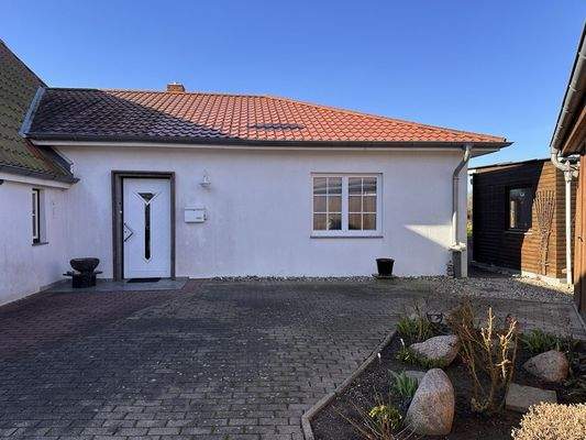 Gepflasterter Vorhof