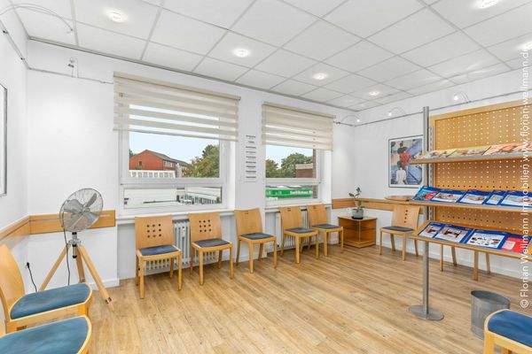 Wartebereich der Praxis im 1. Obergeschoss.