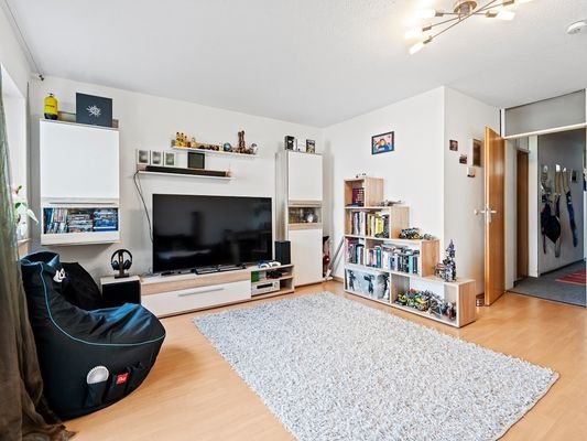 großzügiges Wohnzimmer