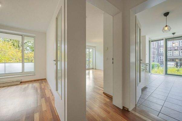 Blick in Zimmer und Küche