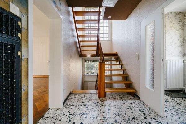 EG Treppe ins DG und in KG