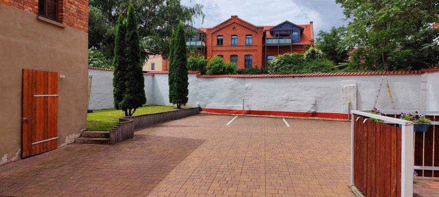 Anfang Nebengelass, Grünfläche, Parkplätze