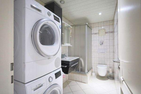 Hauswirtschaftsraum mit Dusche
