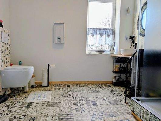 modernes Duschbad im OG