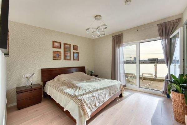 DG, Schlafen v. Tür