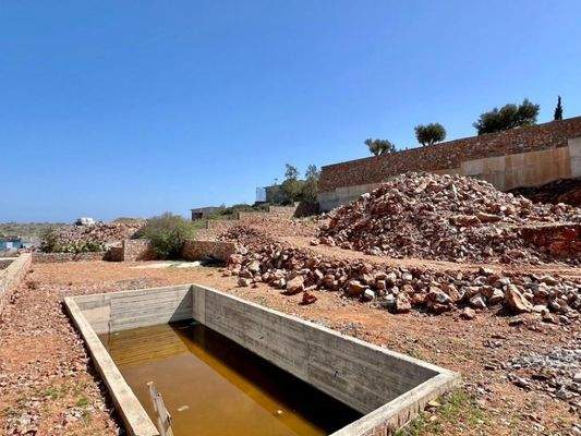 Kreta, Plaka Elounda: Unfertige Villa mit Pool und Meerblick