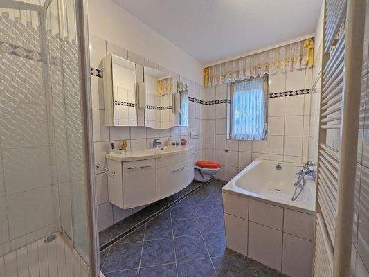 Badezimmer mit Badewanne und separater Dusche