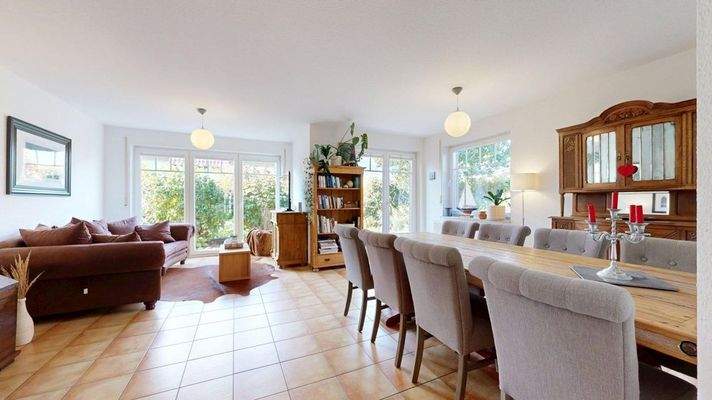 Wohnzimmer mit Essbereich