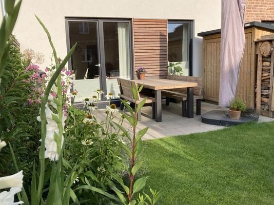 Garten und Terasse im Sommer