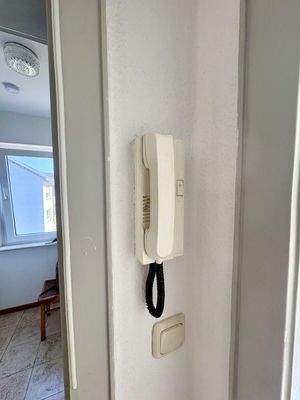 Mit Gegensprechanlage 