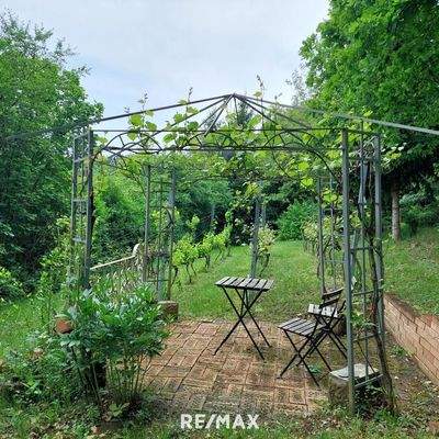 schöner Platz neben dem kleinen Weingarten