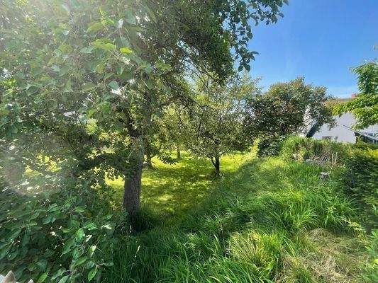 Grundstück rechtsseitig