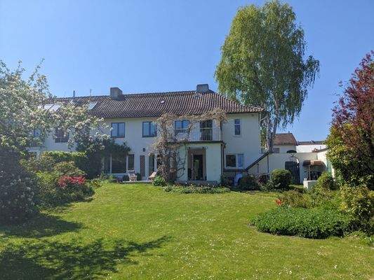 Gartenansicht im Sommer