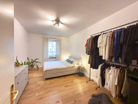 Geräumiges Schlafzimmer