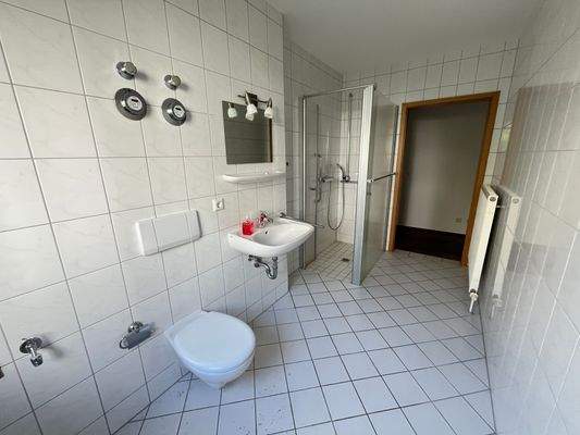 Badezimmer mit ebenerdiger Dusche