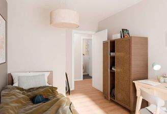 Kinderzimmer mit ruhigem Platz zum Spielen und Lernen
