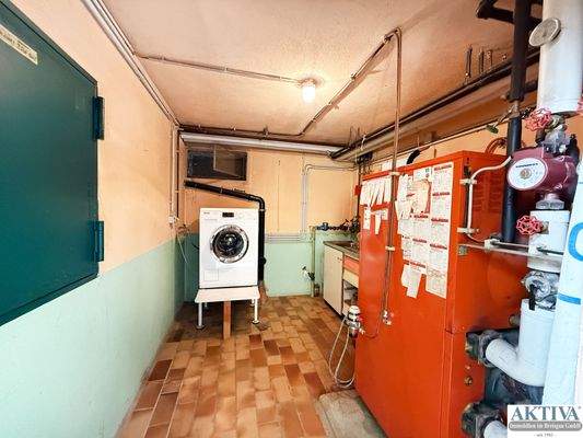  Der Heizraum mit Waschmaschinenanschluss.