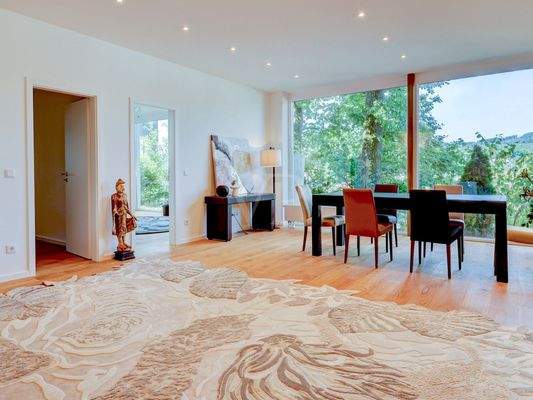 Gemütlicher Essbereich mit Blick ins Grüne