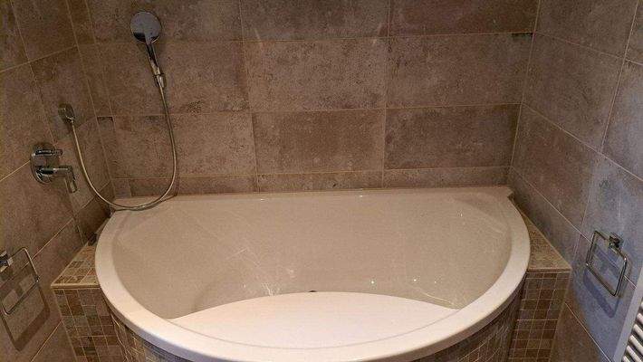 große Wanne EG Bad.jpg