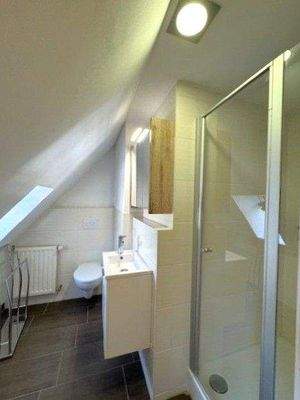 DG: Bad mit Dusche, Waschtisch und WC