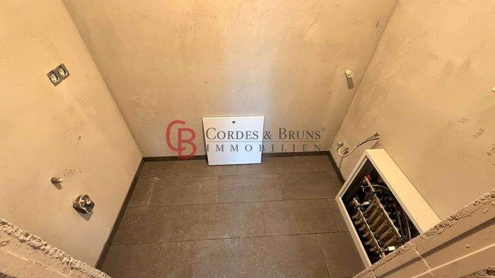 Abstellraum mit Waschmaschinenanschluss in WE