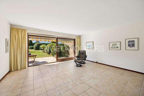 Heller Wohn-Essbereich mit Südwest-Terrasse davor