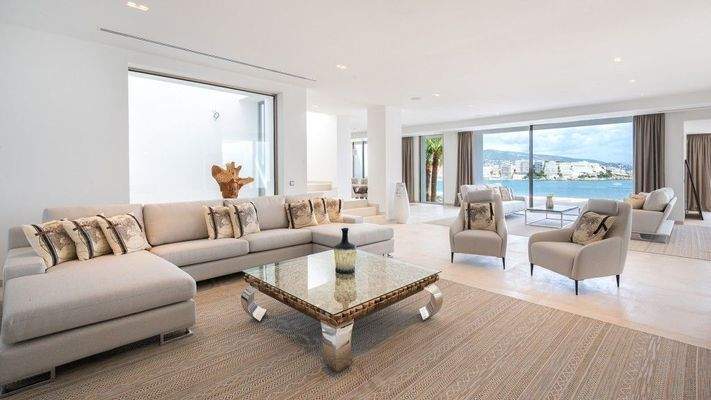 Villa in erster Meereslinie zum Verkauf in Cala Vinyes, Mallorca