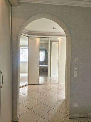 Blick vom Schlafzimmer in den Ankleidebereich