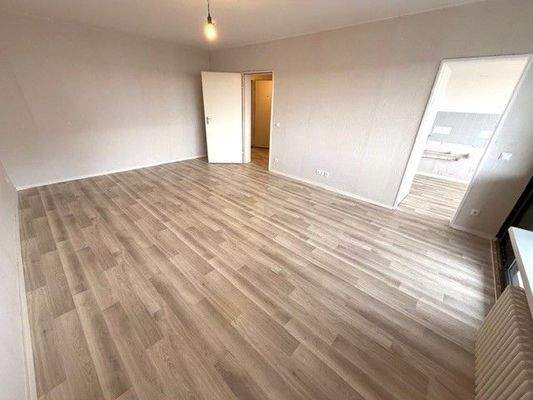 Leerer Raum mit Holzboden