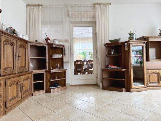 Wohnzimmer im Erdgeschoss mit Zugang zum Wintergarten