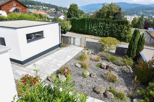 Blick in den Vorgarten vom Obergeschoss