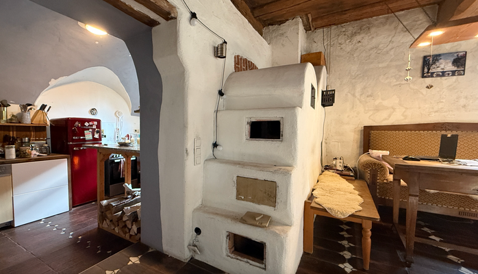 Wohnzimmer mit Durchgang zur Küche