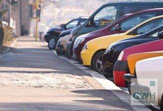 Autos nebeneinander geparkt.jpg