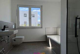 Großzügig: das Vollbad mit Dusche und Wanne