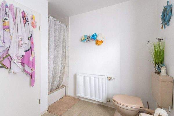 Tageslichtbad mit Badewanne und Dusche