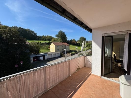 großer Balkon mit schöner Aussicht