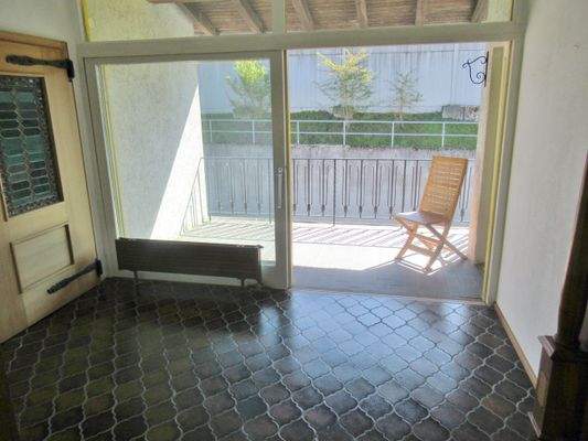 Blick vom Eingangsbereich zum Balkon