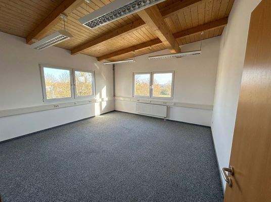 Helles Büro mit Holzdecke