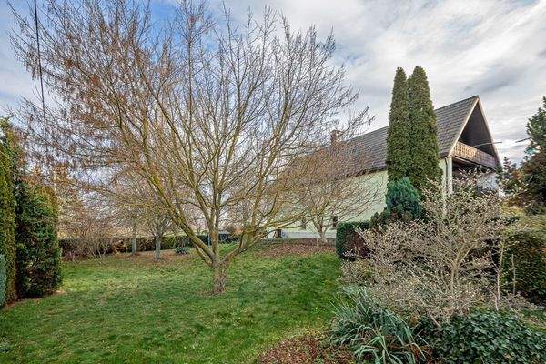 J2 - Blick zum Haus aus dem Garten - 1.jpg