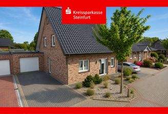 Straßenansicht mit Garage
