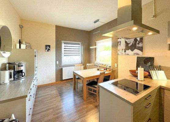 ...und Frühstückstisch am Fenster