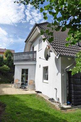 Ostansicht mit Terrasse und Balkon