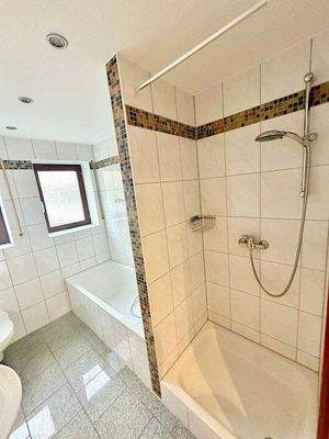 Bad mit Dusche und Wanne