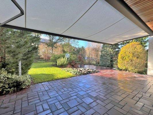 Große Sonnenmarkise elektrisch