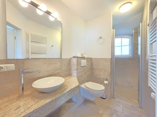 Badezimmer mit Dusche