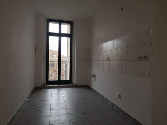 Küche mit Austritt zum Balkon.jpg